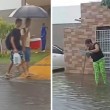 Chuva em Cabedelo: rua de hospital alaga e moradora usa rodo para desentupir via