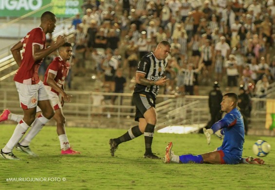 Wallace Pernambucano marca para o Galo — Foto: Maurílio Júnior / www.mauriliojunior.com