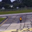 Homem invade pista do Aeroporto Castro Pinto, em João Pessoa