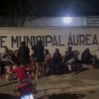 Pais passam madrugada na fila para tentar vaga em creche de Campina Grande; vídeo